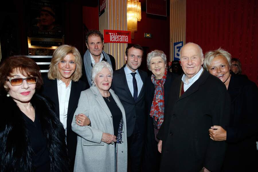 Emmanuel Macron et son épouse Brigitte Trogneux sont venus féliciter la troupe de la pièce "À tort et à Raison"