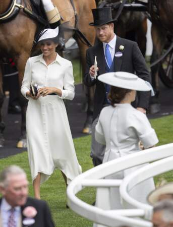 Meghan Markle en robe chemise Givenchy, avec le Prince Harry le 19 juin 2018 lors du Royal Ascot
