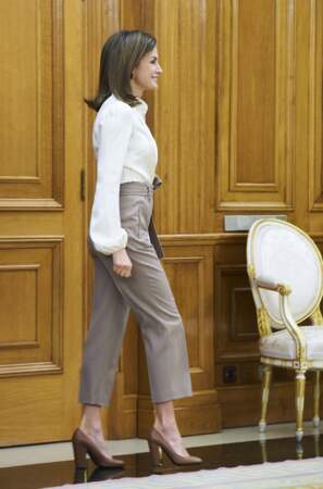 La reine Letizia d'Espagne sublime en pantalon nude Massimo Dutti