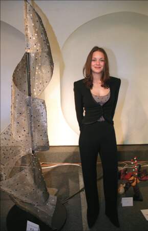 Marion Cotillard lors de la soirée "Les sapins de Noel des grands Des Grands Couturiers", Paris, 2001.