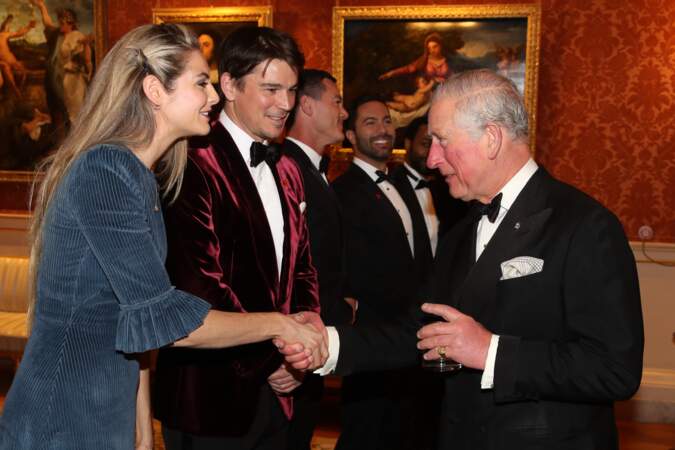 Le prince Charles avec Josh Hartnett et sa compagne Tamsin Egerton très élégants