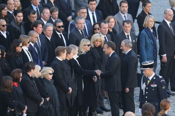 Brigitte Macron avec Ulla, l'épouse de Charles Aznavour, et leurs enfants Nicolas, Mischa et Katia aux obsèques