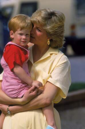 Lors de vacances en Espagne en août 1987, Diana cajole son second garçon