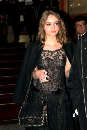 Un total look dentelle en Chanel et les cheveux ondulés et lachés pour Lily-Rose Depp