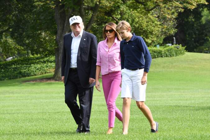 Donald, Baron et Melania Trump, en slim fuchsia J Brand et chemise vichy J. Crew le 27 aout 2017 à Washington