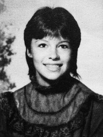 En 1984, Pamela Anderson, chevelure châtain et coupe courte, alors élève au lycée de Comox au Canada
