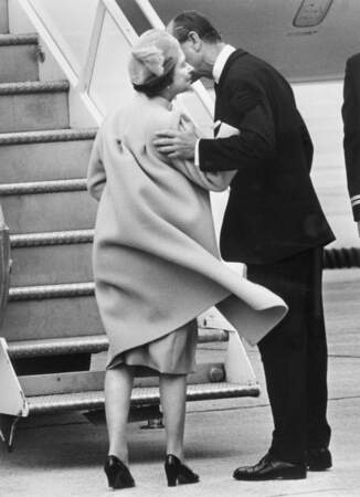 Le Prince Phillip embrasse la reine Elizabeth II à l'aéroport d'Ottawa, au Canada, en 1982