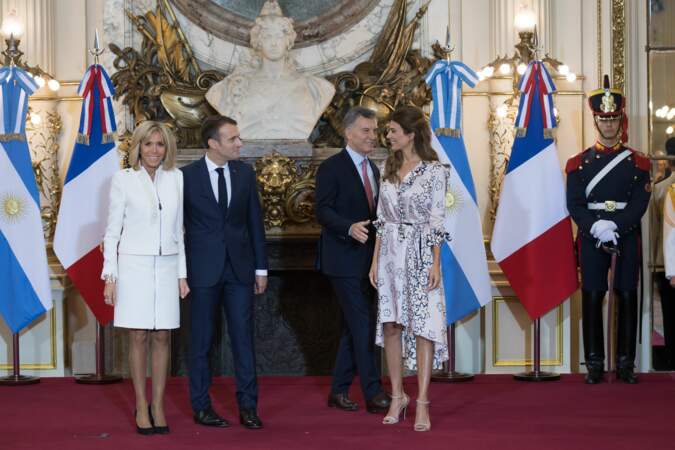 Brigitte Macron très élégante en total look blanc avec le couple présidentiel d'Argentine
