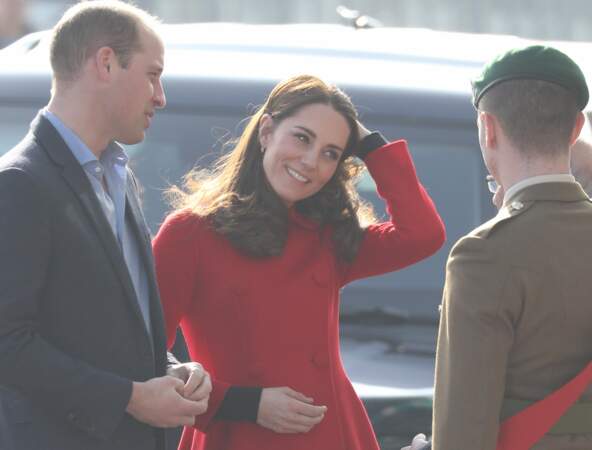 Kate Middleton aux côtés de son époux le prince William en voyage officiel à Belfast, le 27 février 2019.