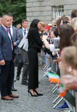 Meghan Markle, duchesse de Sussex salue la foule à Dublin, juchée sur ses talons hauts.