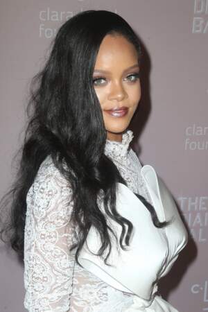 Rihanna : canon avec sa robe bi-matière en dentelle Alexis Mabille