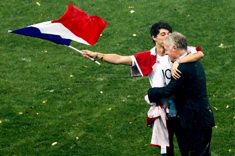 Didier Deschamps dans les bras de son fils Dylan après la victoire des Bleus à la Coupe du monde 2018