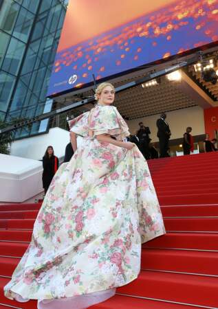 Elle Fanning en robe Valentino lors de la montée des marches du film "Les Misérables" le 15 mai 2019