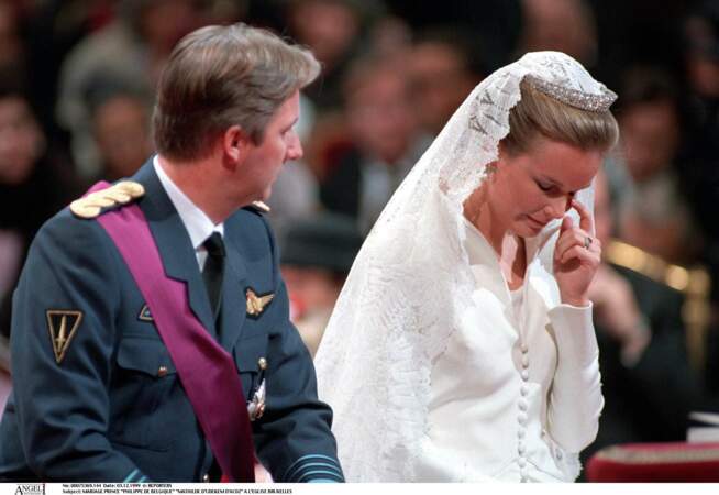 La reine Mathilde essuie une larme lors de son mariage avec Philippe de Belgique, le 3 décembre 1999 à Bruxelles