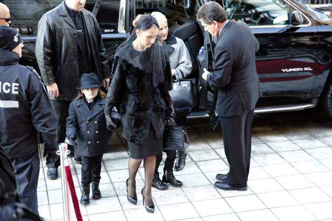 Céline Dion et ses fils arrivent à la basilique Notre Dame de Montréal