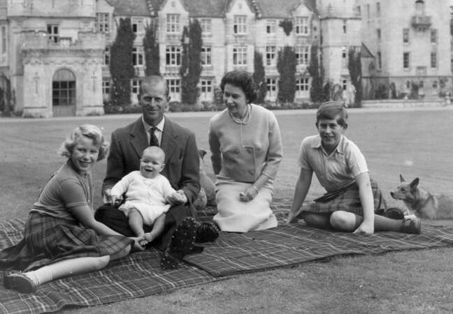 Le Prince Andrew entouré de ses parents, le Prince Charles et la Princesse Anne