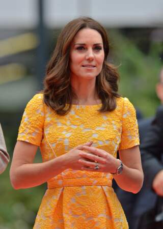 Kate Middleton assortit sa robe Jenny Packham à ses mèches miellées