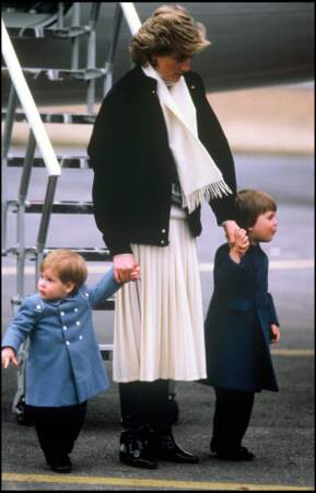 Lady Diana, avec ses fils Harry et William, arrivent à l'aéroport d'Aberdeen en 1986