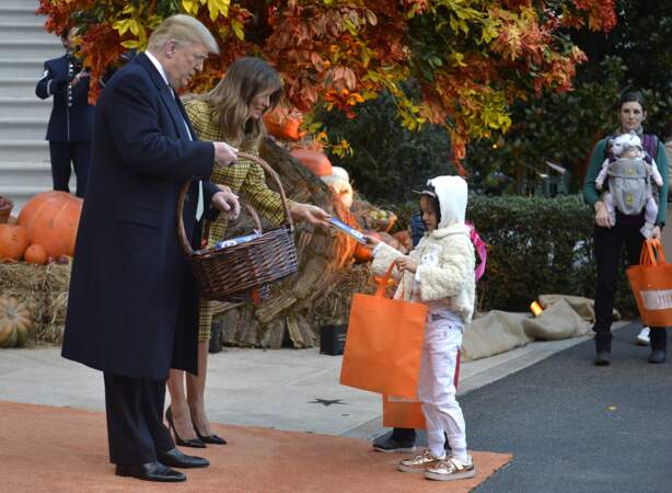 Après avoir été menacé par "des bonbons ou un sort", le président distribue sans broncher ses friandises