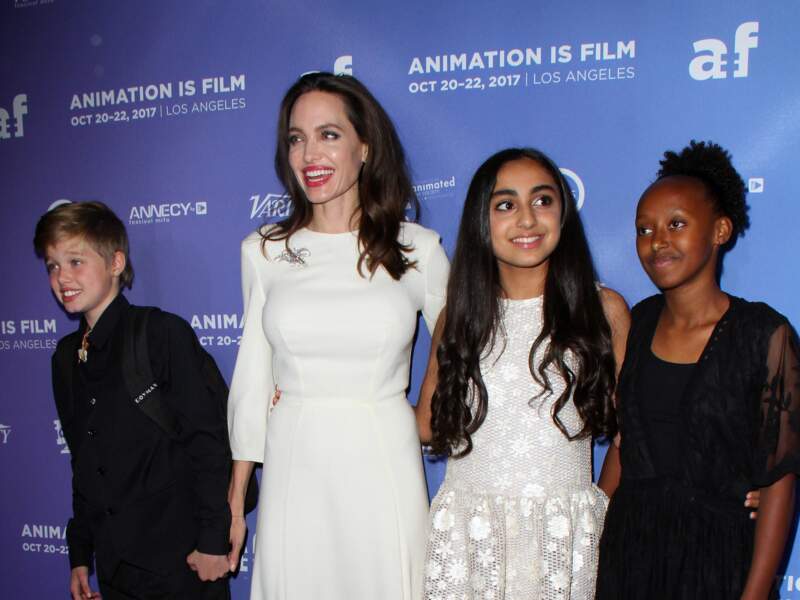 La famille Jolie-Pitt et l'actrice Saara Chaudry sur le tapis rouge