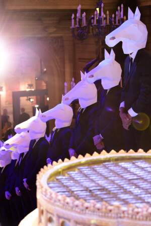 Une assemblée de chevaux en costume a accueilli les invités, clin d'oeil à l'emblème de Longchamp. 