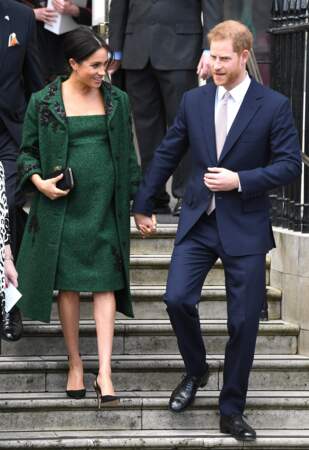 Meghan Markle et le prince Harry se sont tenus la main en descendant les marches de la Maison du Canada à Londres