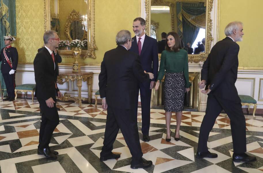 Letizia d'Espagne salue les membres du conseil d'administration de l'institut Cervantes au Palais royal d'Aranjuez.