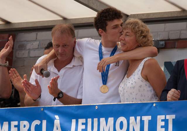 Benjamin Pavard embrasse sa mère Nathalie Pavard 