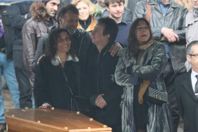Eric serra, Aziza Zakine, sa fille Izia Higelin lors des obsèques de Jacques Higelin au cimetière du Père Lachaise 