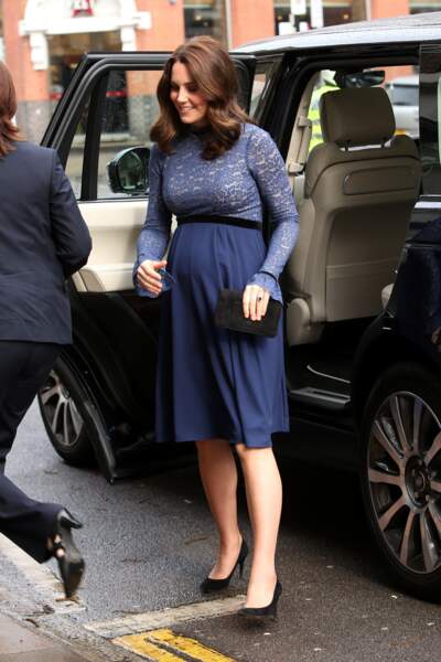 7 mars 2018 : Kate Middleton avec une nouvelle robe Séraphine qu'elle a porté deux fois pendant sa grossesse