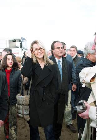 Janvier 2002, Laeticia Hallyday «  marraine des enfants orphelins » dans sa ville d’Agde.