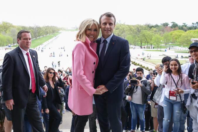 Brigitte Macron abandonne les robes rouges au profit d'un rose plus neutre