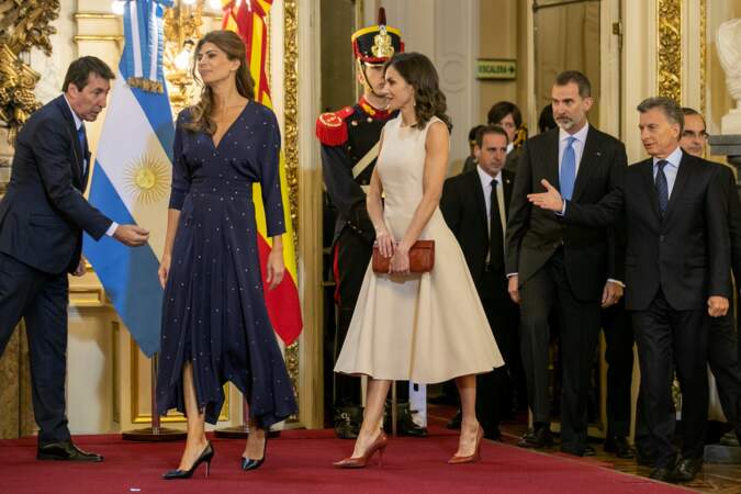 La reine Letizia d'Espagne a fait sensation avec sa robe signée de la marque espagnole Pedro del Hirro 