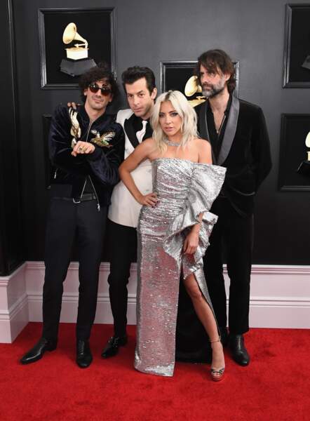 Lady Gaga ravissante pose avec Mark Ronson et ses musciens