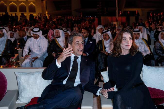 Durant la soirée qui suivait l'inauguration du musée, Carla Bruni et Nicolas Sarkozy sont apparus très tactiles. 