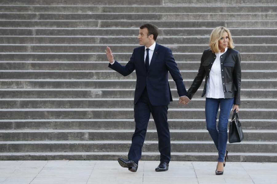 Emmanuel Macron avait choisi un costume bleu nuit, tandis que Brigitte Macron portait une veste en cuir.