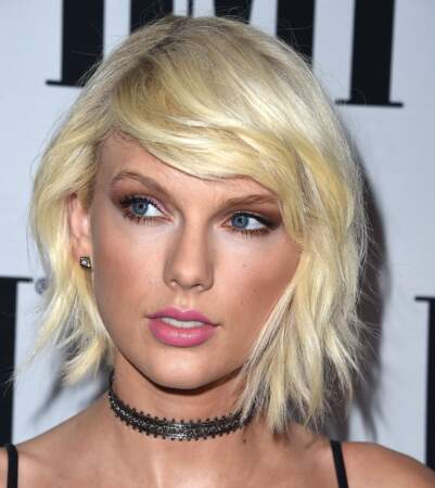 Dans sa période rock Taylor Swift a longtemps arboré un blunt bob platine aux mèches folles