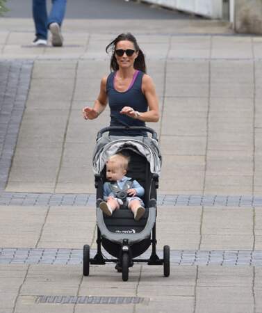 Pippa Middleton fait son jogging en même temps qu'elle promène son petit Arthur, à Londres, le 6 août 2019.