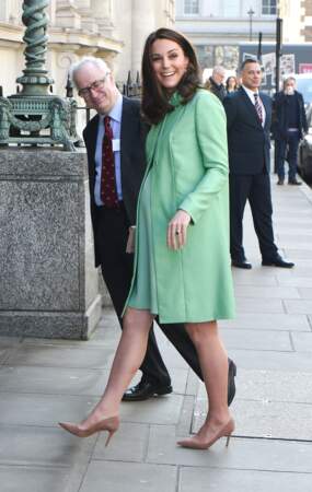 Kate Middleton très élégante en robe et manteau vert pomme