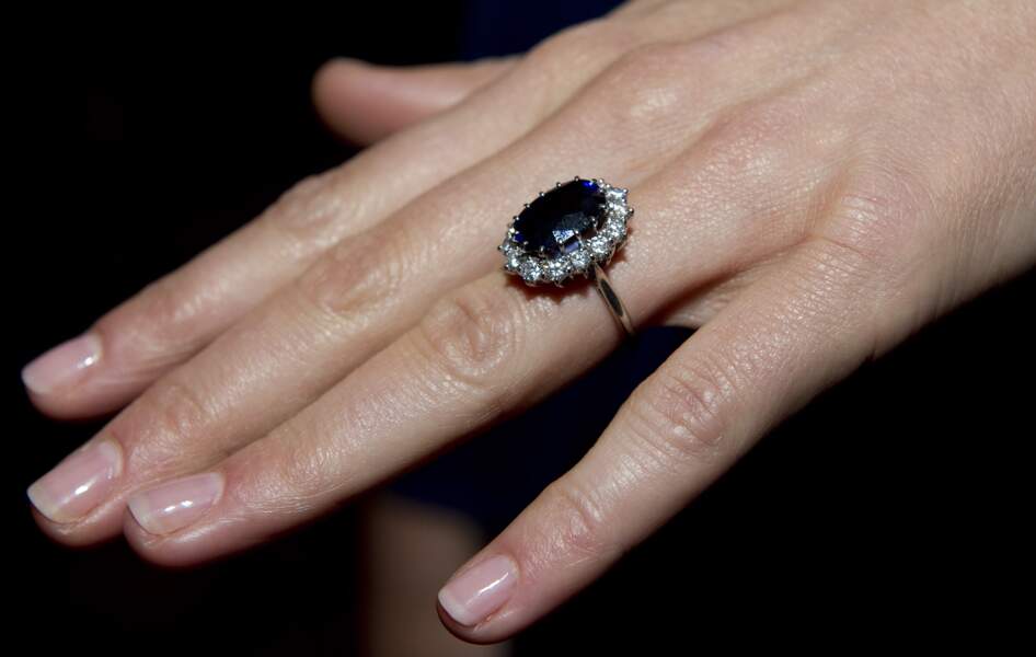 La bague de fiançailles de Kate Middleton est composée d'un saphir 18 carats rehaussé de 14 petits diamants