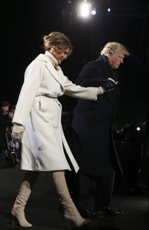 Du blanc pour un long manteau : une tendance intemporelle adoptée par Melania Trump.