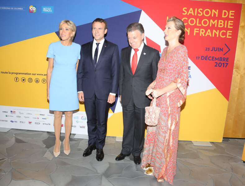 23 juin 2017 : Brigitte Macron en robe bleue claire courte avec le couple présidentiel colombien