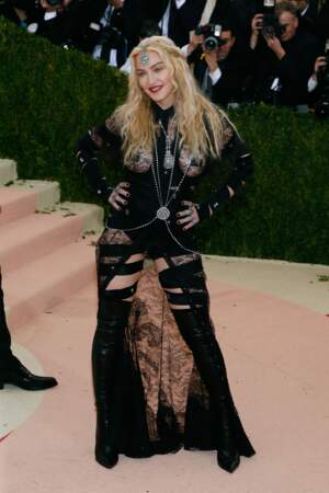 Seins apparents, cuisses à l'air, Madonna ne cache plus rien