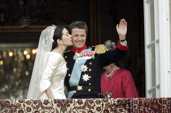 Frederik du Danemark et Mary Donaldson (en robe Uffe Frank) lors de leur mariage à Copenhague le 14 mai 2004