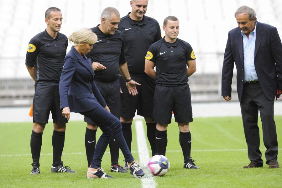 Brigitte Macron donne le coup d'envoi avec Michel Platini d'un match caritatif. 
