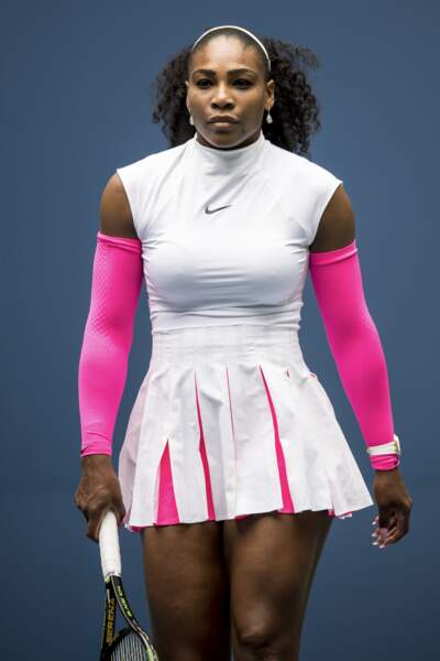 A l'US Open de 2016, Serena annonce la couleur, le bras "armé" de manches rose fluo