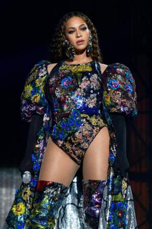 Beyonce sculpturale dans une tenue Mary Katrantzou lors de concert hommage à Nelson Mandela