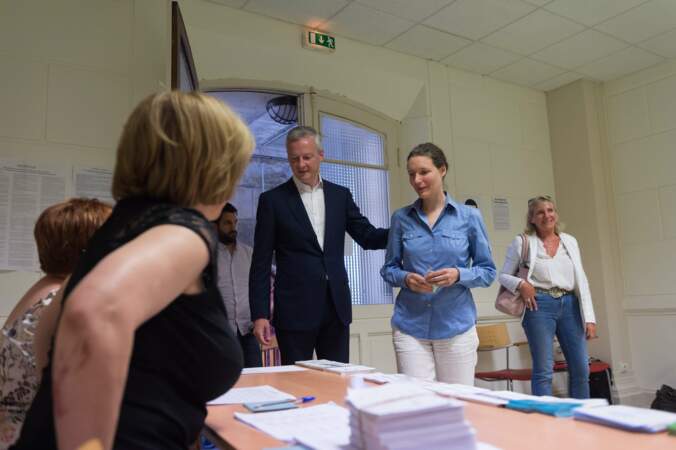 Bruno le Maire au côté de son épouse Pauline est allé voter le 11 juin 2017 à Evreux
