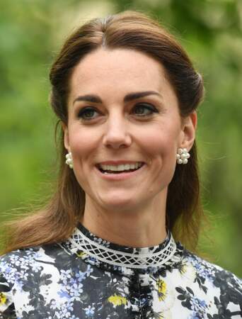 Kate Middleton avec une coiffure qui laisse transparaître ses cheveux blancs malgré la polémique