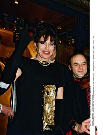 Fanny Ardant, en robe noire, chignon haut et collier de perles, un look chic pour recevoir le César en 1997